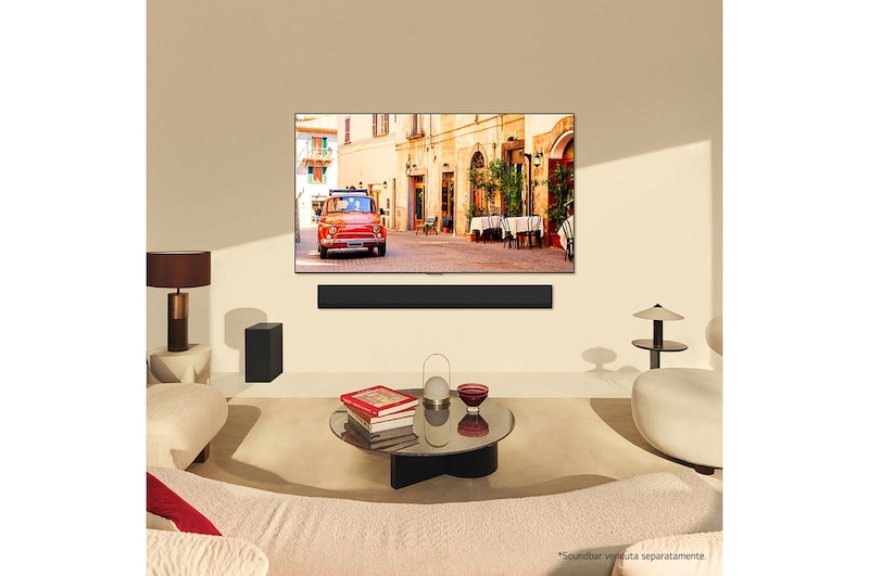 Vista laterale leggermente inclinata verso destra del TV LG OLED evo, OLED G4 sulla parete